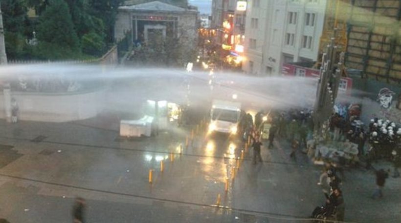 Χάος στην πλατεία Ταξίμ στην Κωνσταντινούπολη: Διαδηλώσεις και δακρυγόνα μετά την δολοφονία στο Ντιγιάρμπακιρ [βίντεο]